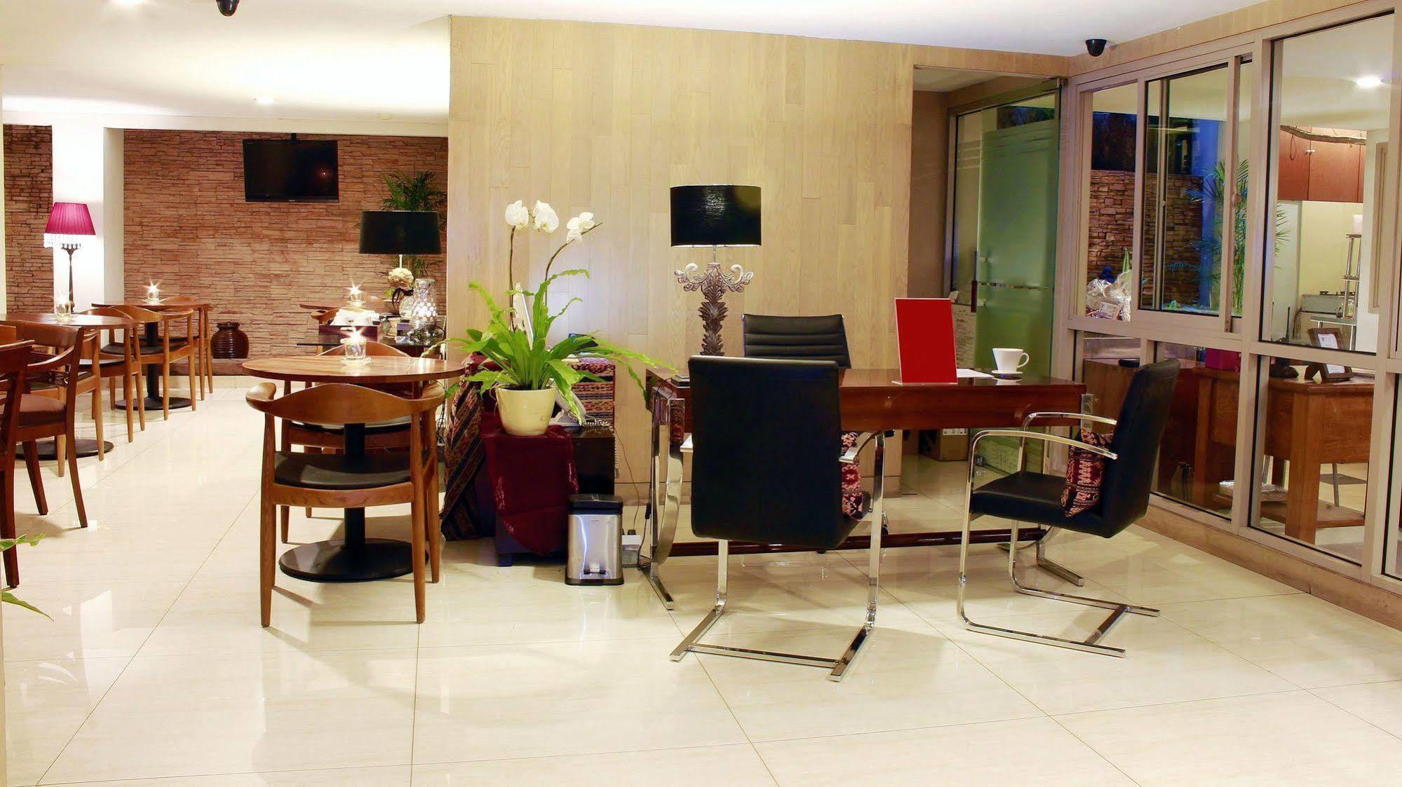 W Home Cikatomas Jakarta Exterior foto