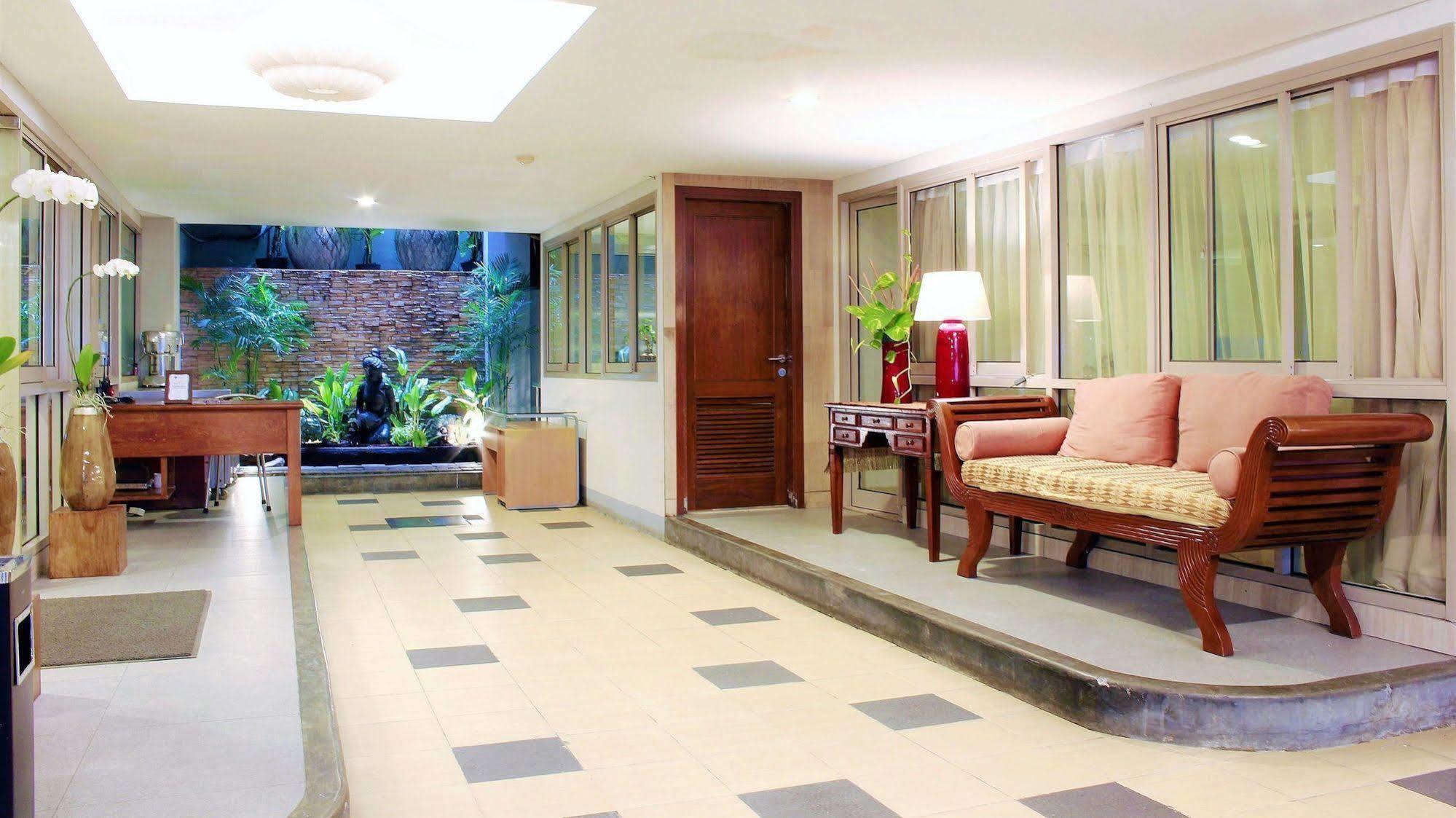 W Home Cikatomas Jakarta Exterior foto