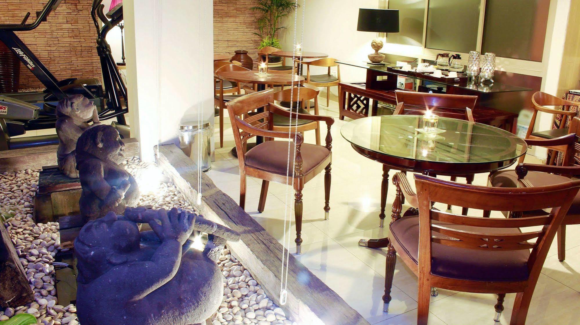 W Home Cikatomas Jakarta Exterior foto
