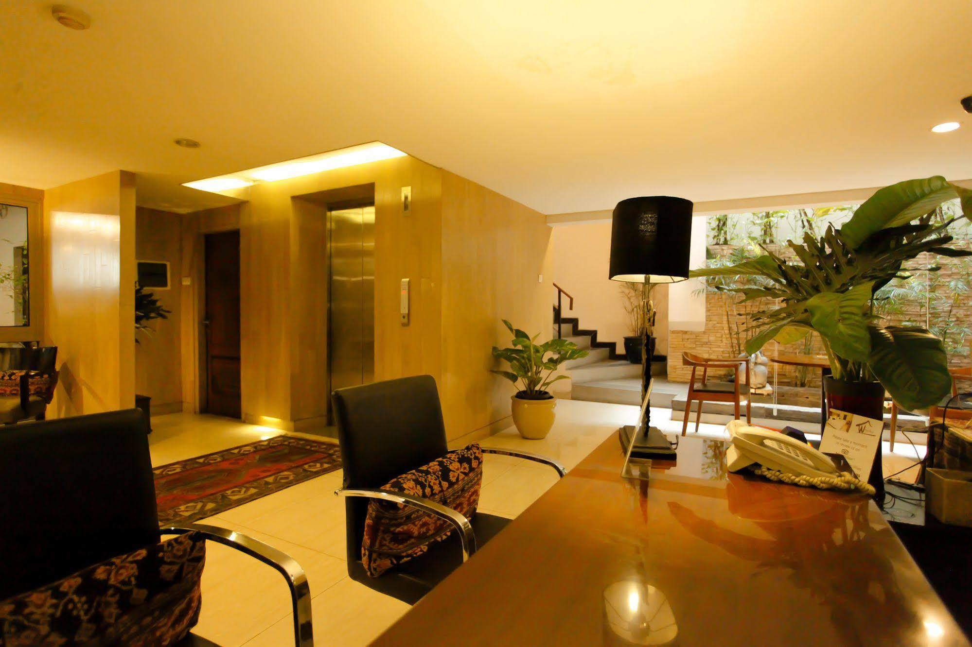 W Home Cikatomas Jakarta Exterior foto