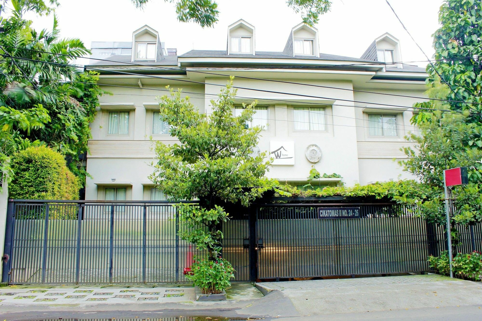 W Home Cikatomas Jakarta Exterior foto