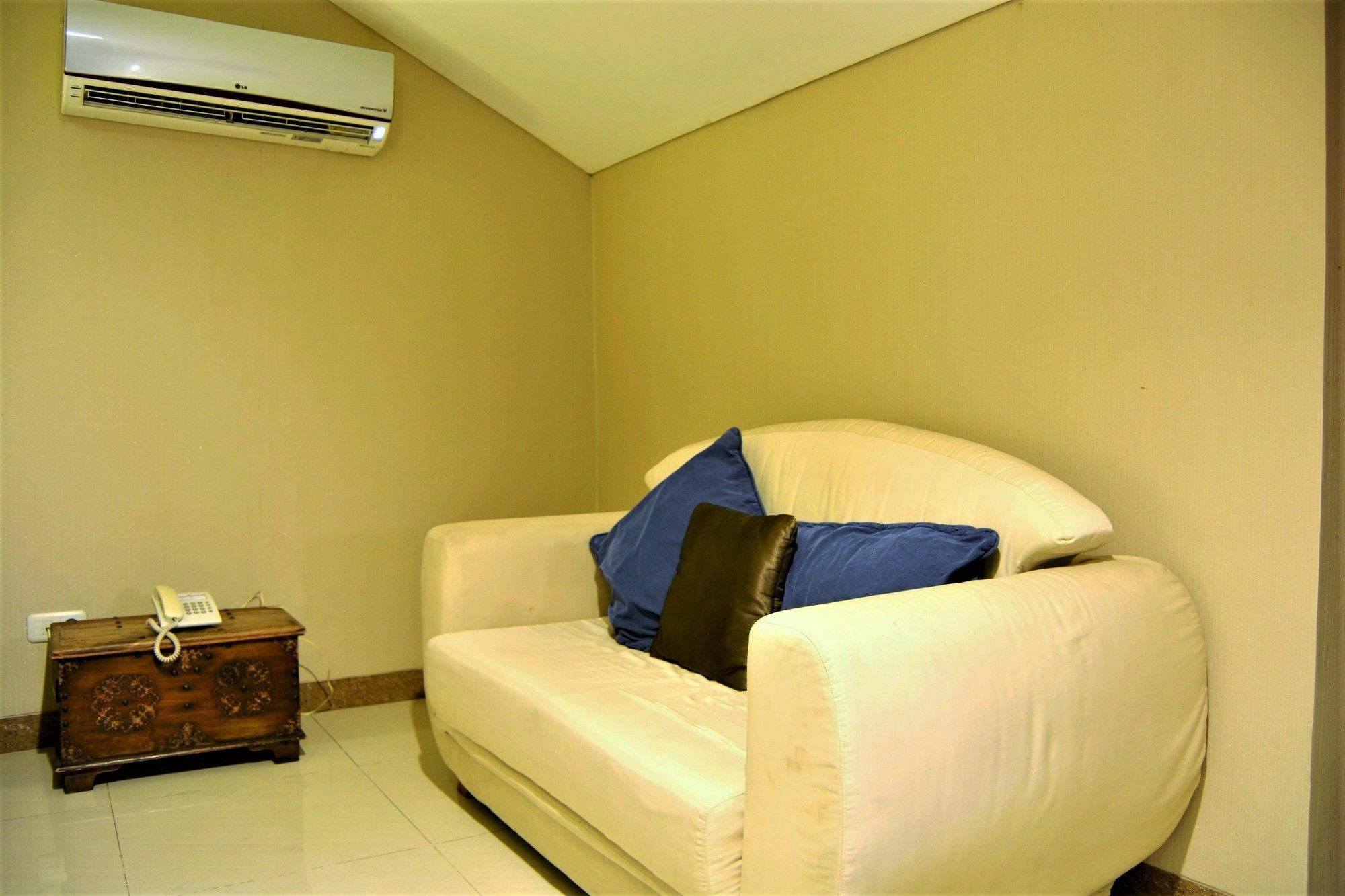 W Home Cikatomas Jakarta Exterior foto