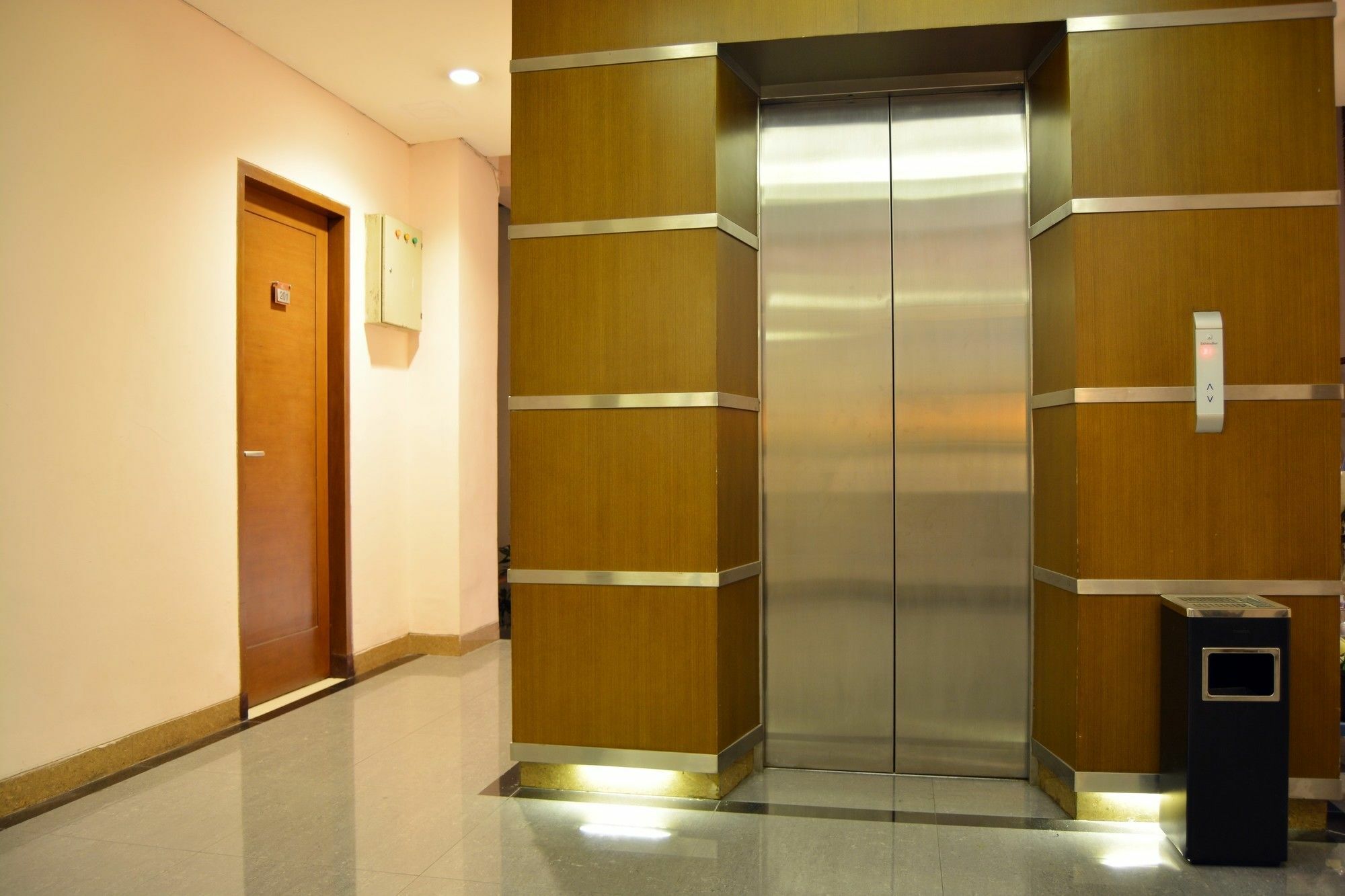 W Home Cikatomas Jakarta Exterior foto